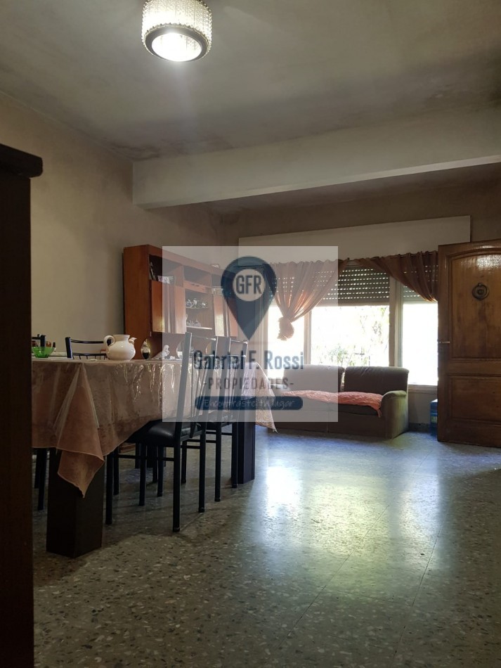 4 ambientes. Amplio parque. Quincho independiente con baño y cocina instalados