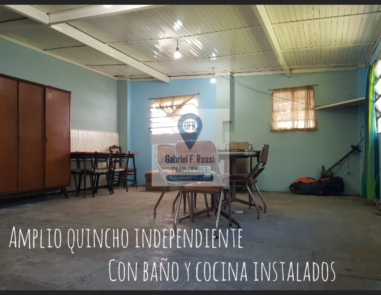 4 ambientes. Amplio parque. Quincho independiente con baño y cocina instalados